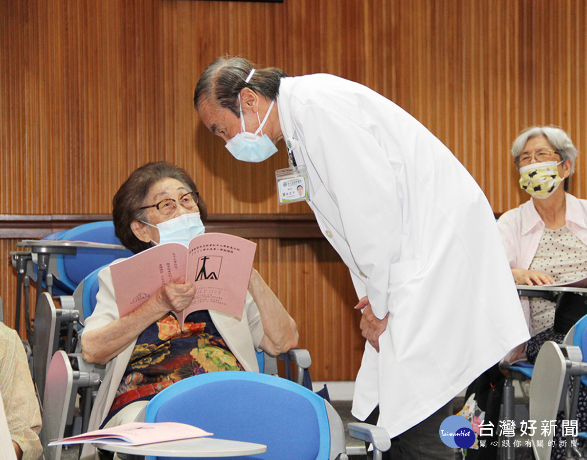彰基副院長周志中醫師(中)的95歲母親周楊英女士(左),是松大最年長的學員。圖/切膚之愛基金會提供