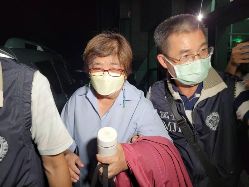 羅東鎮長吳秋齡疑涉賄選,6日深夜遭法務部調查局宜蘭縣調查站約談後,被送往宜蘭地檢署接受複訊。中央社