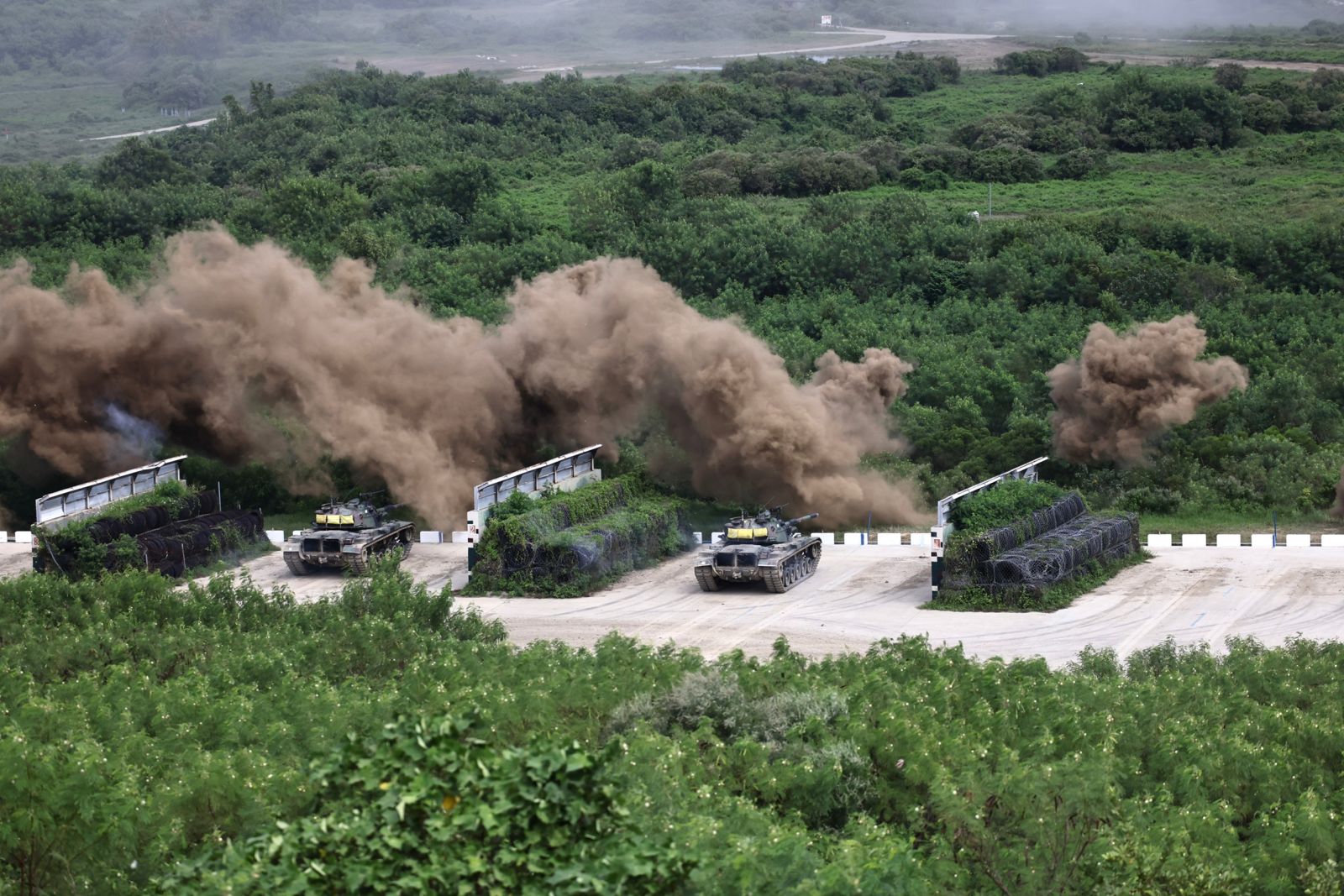 CM-11戰車發射煙幕彈，讓敵軍無法偵搜。林啟弘攝