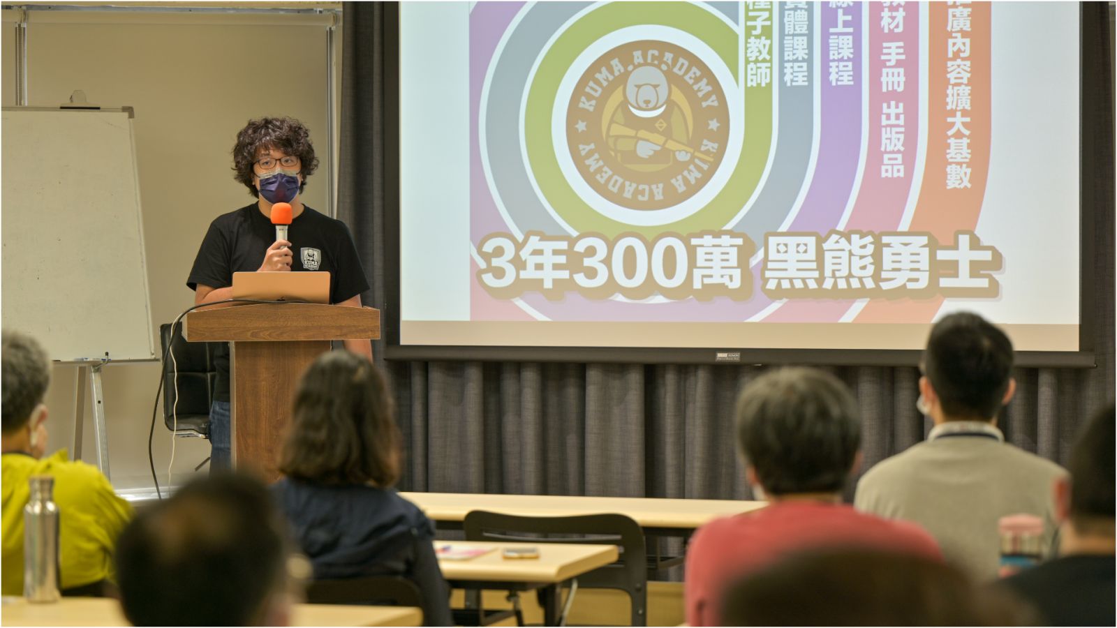 黑熊學院創辦人沈柏洋教授民防基礎課程。 黑熊學院提供
