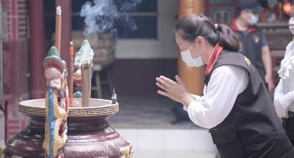 花蓮縣111年度寺廟祈福參拜 徐榛蔚虔心向四方眾神祈禱縣境均安 鄉親健康