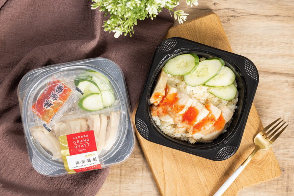 大眾所熟知的「君悅-海南雞飯」，7-ELEVEN獨家開發上層雞肉可拆開冷食、下層米飯可微波加熱的「雙層吃法」能維持雞肉軟嫩口感同時讓高湯秘製雞飯更具香氣