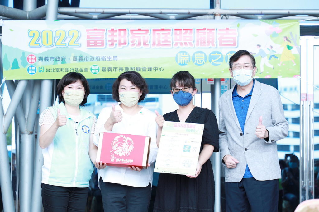 市長贈送護髮券及禮盒 讓關懷持續