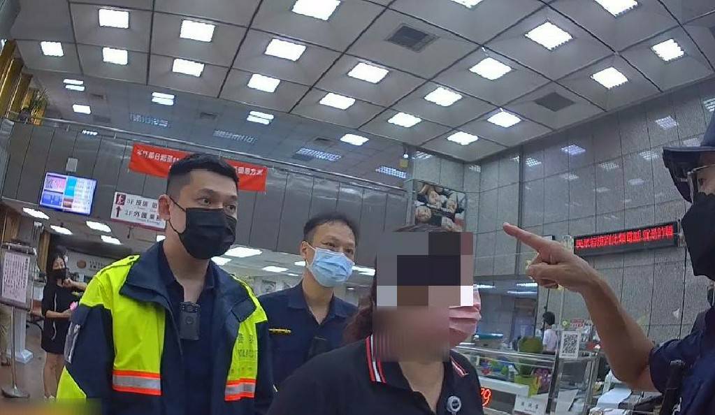 ▲鄭姓婦人誤信網路虛擬戀情,警銀聯手救回400萬元 (圖/台中市警察局 提供)