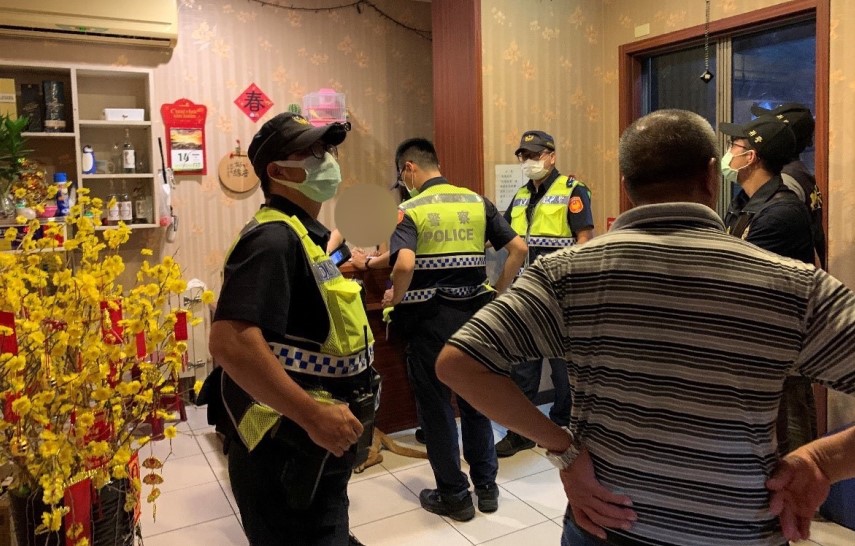 ▲配合全國同步掃黑,淨化選前治安,通霄警加強擴大臨檢、掃除不法 (圖/苗栗縣警察局 提供)