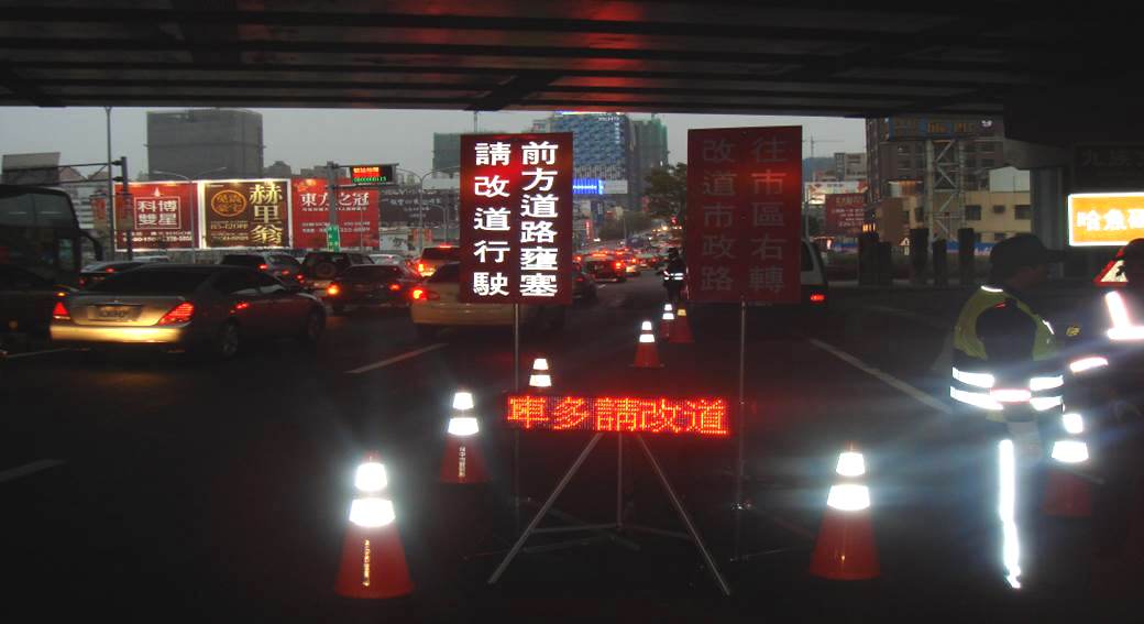 ▲高鐵、火車和公路車站以及百貨商圈周邊道路是疏導重點,並安排大重機定時巡邏 (圖/台中市警察局 提供)