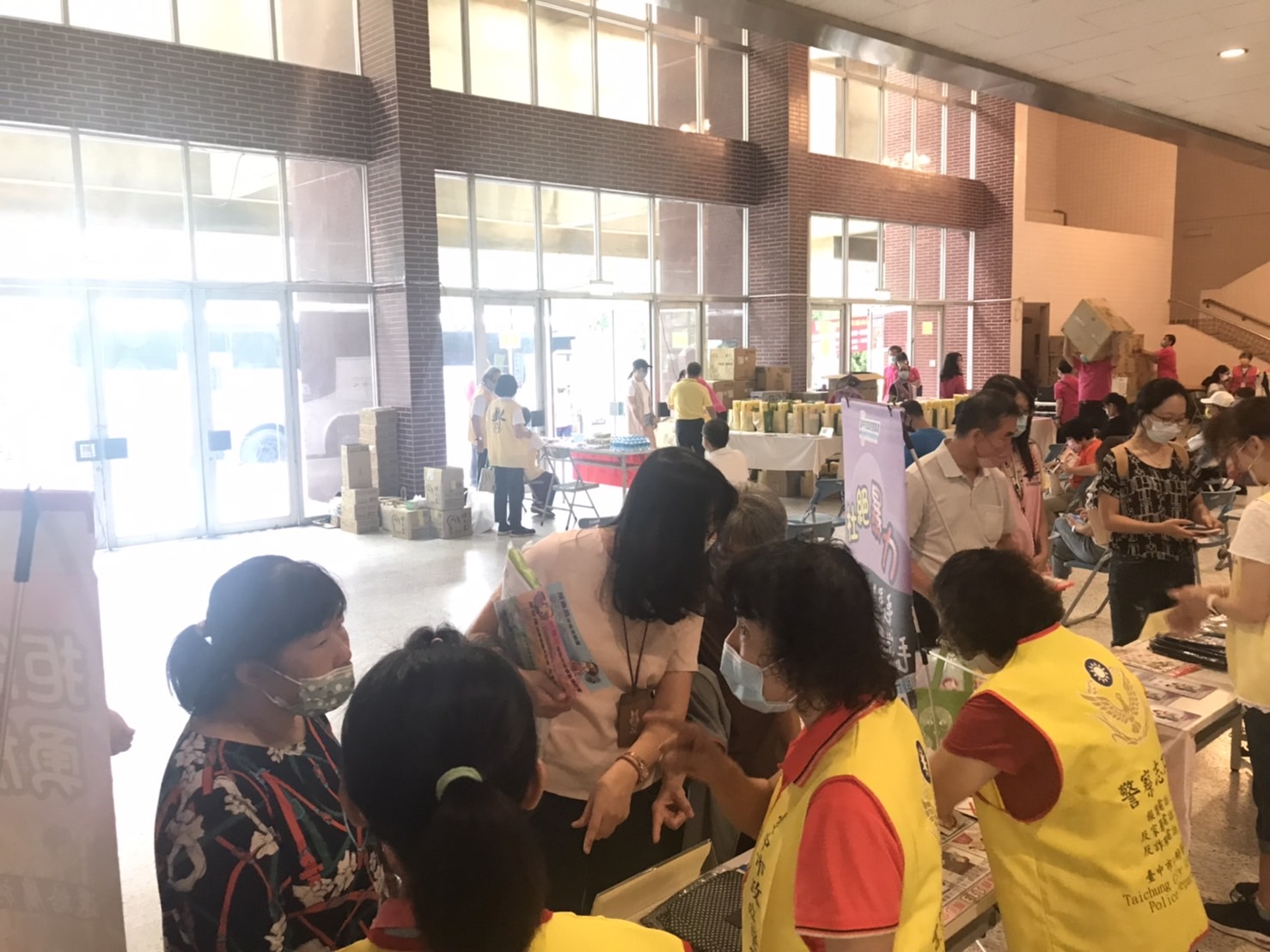 影片說明：中市警結合警廣台中分臺於日前在台中市黎明辦公區禮堂舉行「空中傳愛•挽袖捐血」活動，號召民眾挽袖捐熱血共同傳愛，此為片段。(記者林㤈輝翻攝) 