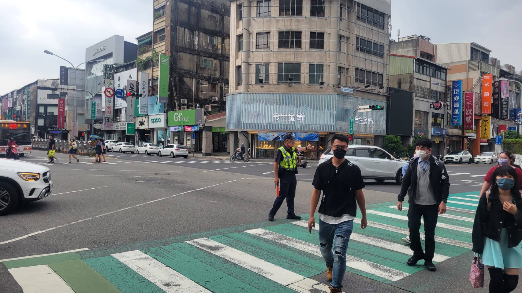 圖片說明:秋節連假全國警察24小時不打烊堅守崗位,維持交通順暢及行車秩序絕不鬆懈!!(記者林㤈輝翻攝)