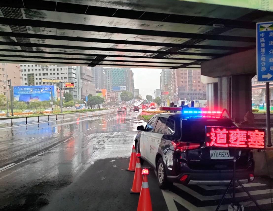圖片說明:中市警針對重點地區路段期前規劃交通疏導勤務,並調派大重機車隨時支援易壅塞路段臨時交通疏導作為,此為日前執行情形。(記者林㤈輝翻攝)