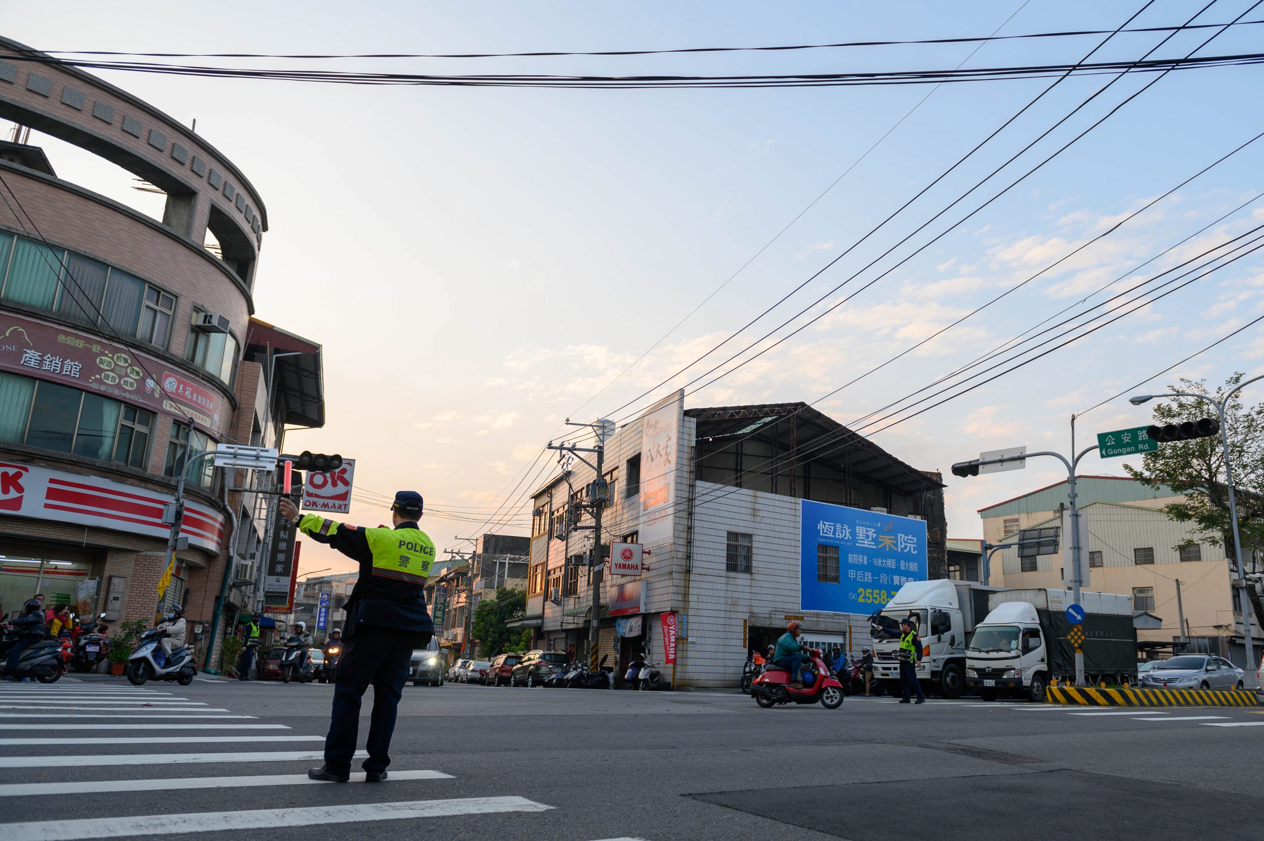 圖片說明:中市警針對重點地區路段期前規劃交通疏導勤務,並調派大重機車隨時支援易壅塞路段臨時交通疏導作為,此為日前執行情形。(記者林㤈輝翻攝)
