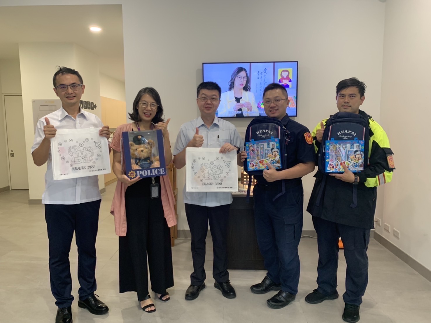 圖片說明:文山第一分局長沈明義，率員關懷弱勢兒少，致贈暖心小熊，書包、文具等等愛心物資。(記者吳萍翻攝）