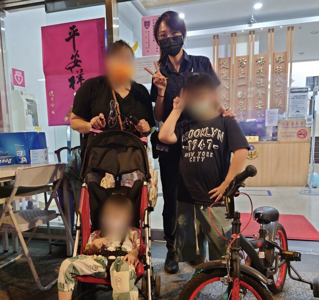 圖片說明:中和警聯繫男童母親前來接回兒子。(記者徐煜勝翻攝)