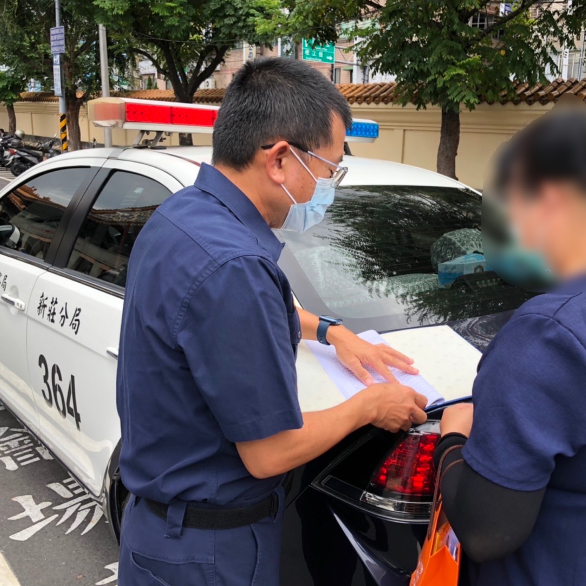 圖片說明:新莊警於中秋前夕助許女與家人陰陽團圓。(記者戴昱弘翻攝)