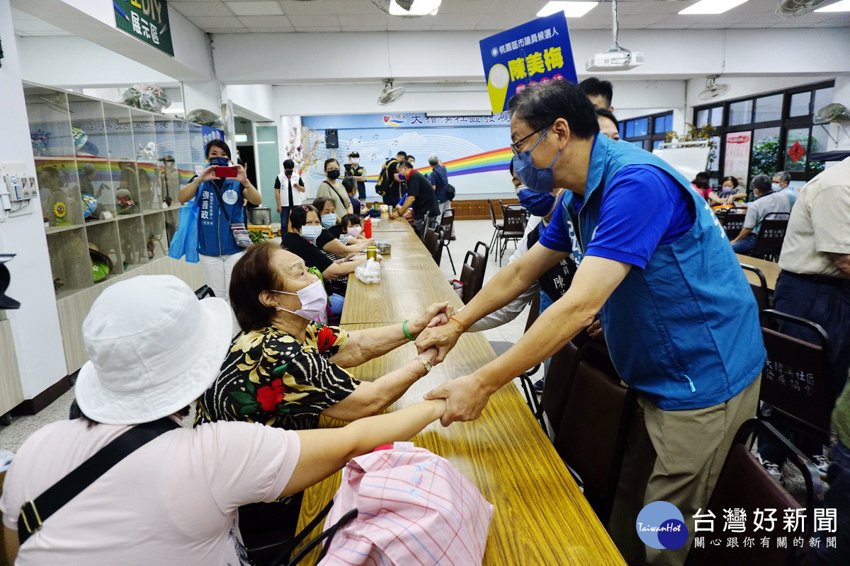 國民黨桃園市長候選人張善政在桃園區關懷據點-「大檜溪社區發展協會」關懷長者。