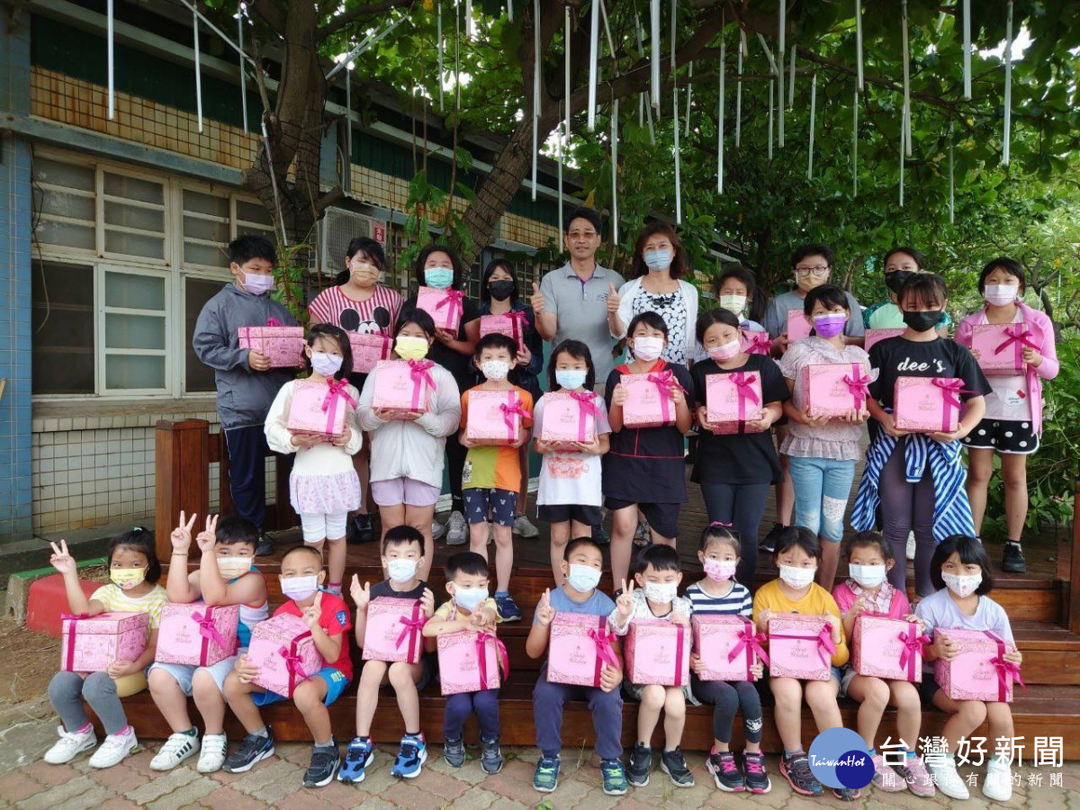 桃園市圓夢愛心關懷協會「每月一愛」再度出擊,為弱勢家庭獻愛心。