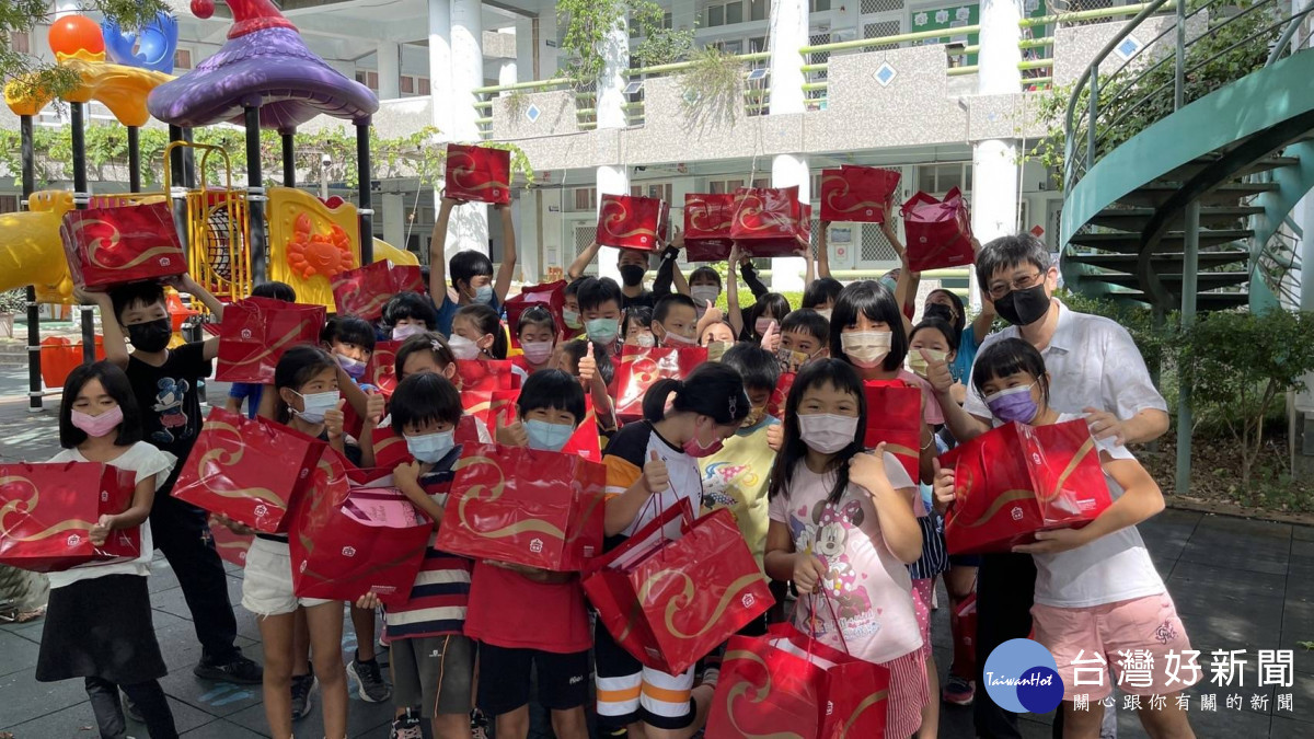桃園市圓夢愛心關懷協會「每月一愛」再度出擊,為弱勢家庭獻愛心。