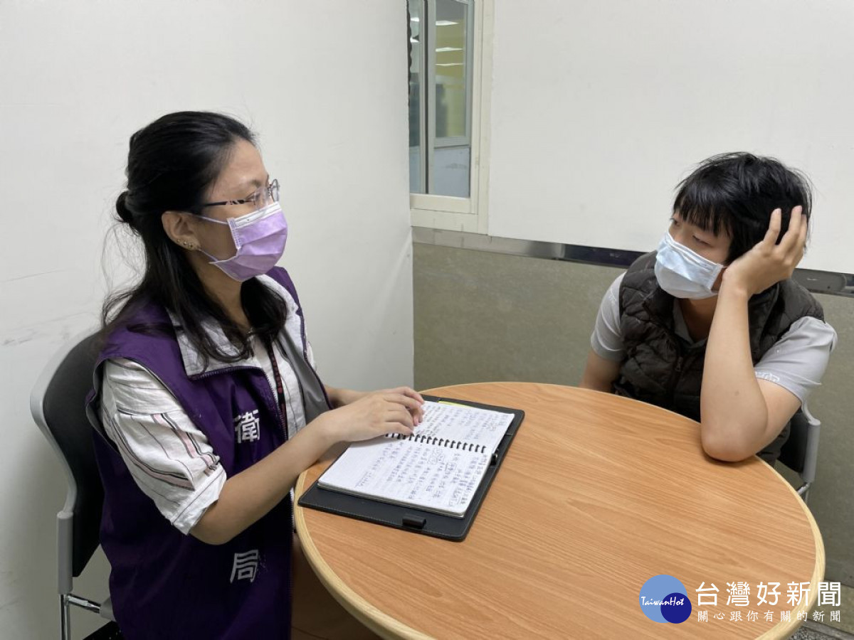 桃衛局關懷訪視員訪視民眾。