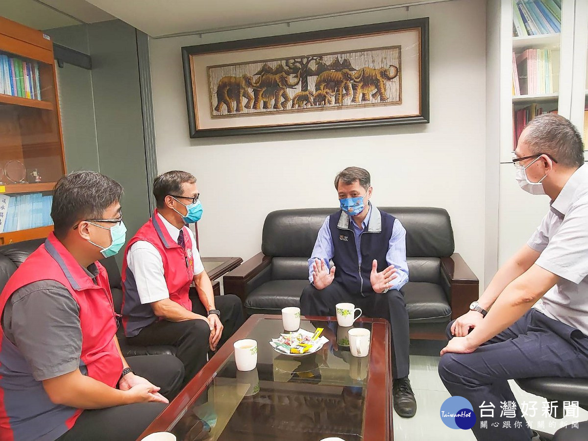 周興國處長 (左2)率主管同仁拜會新北市政府勞工局陳瑞嘉局長(中) 雙方就未來在促進退除役官兵就業輔導及穩定就業工作上意見交流