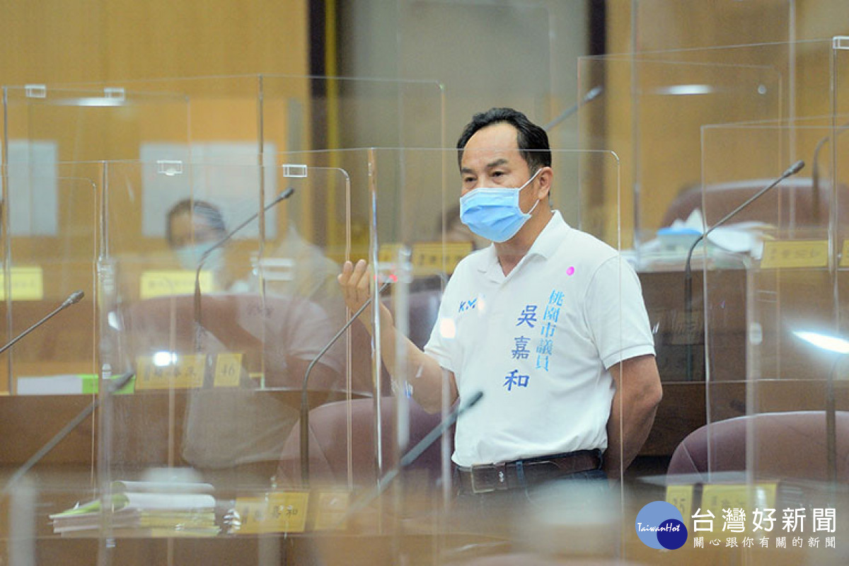 ▲檢視鄭文燦市長任內軌道建設成果，市議員吳嘉和：高架改地下８年沒進展。（圖/市議會提供）