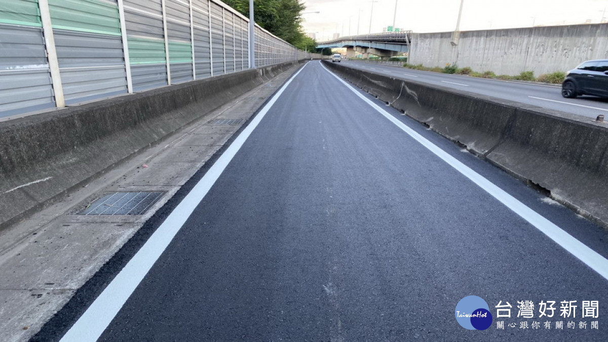 ▲中山高兩側機慢車道將標線抗滑係數由原先的45提升至65。（圖／記者 許高祥 翻攝）