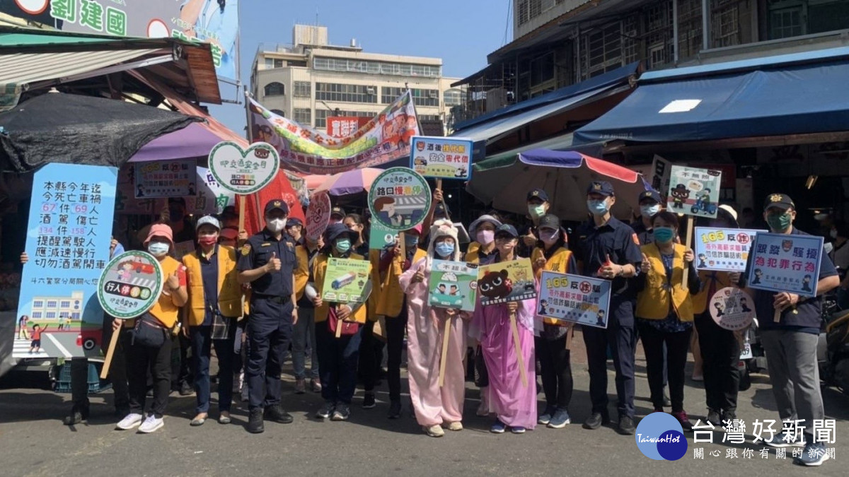 中秋佳節前夕，斗六警與嫦娥玉兔組團踩街宣導/李光揚翻攝