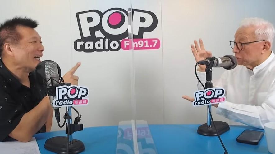 曹興誠(右)7日接受蔡詩萍(左)專訪。翻攝《POP大國民》