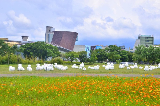 圖一、新北考古公園的百日草與詩步領羊藝術品.jpg