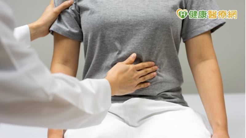 下腹痛竟是14公分大腸腫瘤惹禍! 化學治療合併手術成功切除