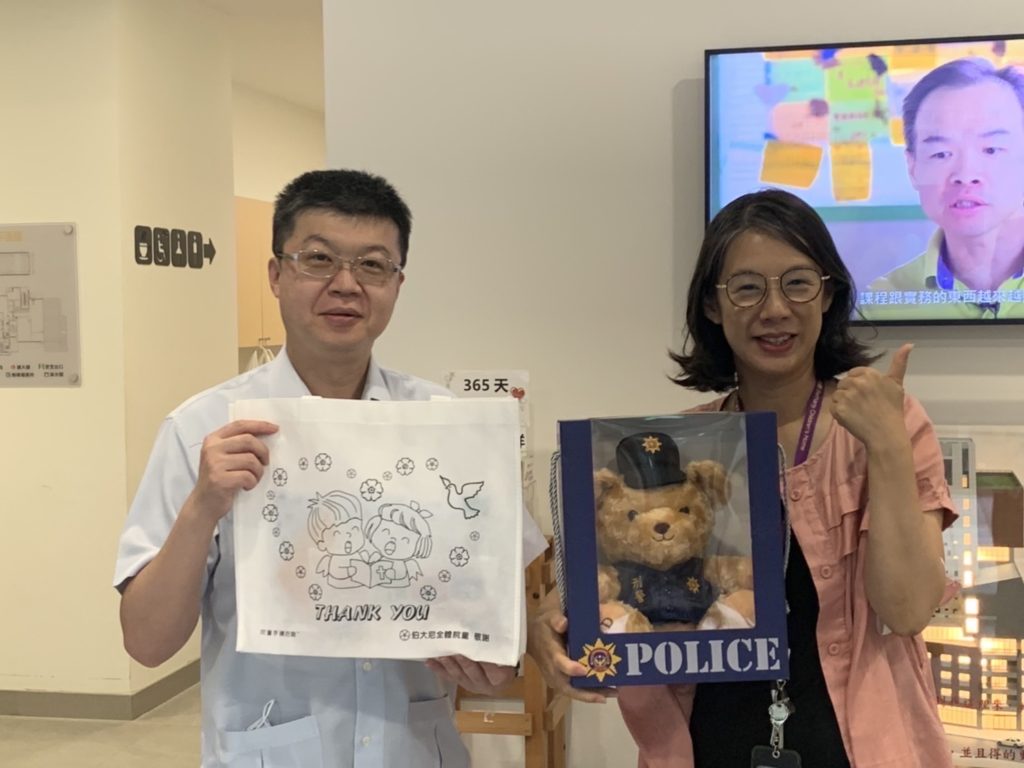 沈分局長與院長江秀圈合影交換紀念品