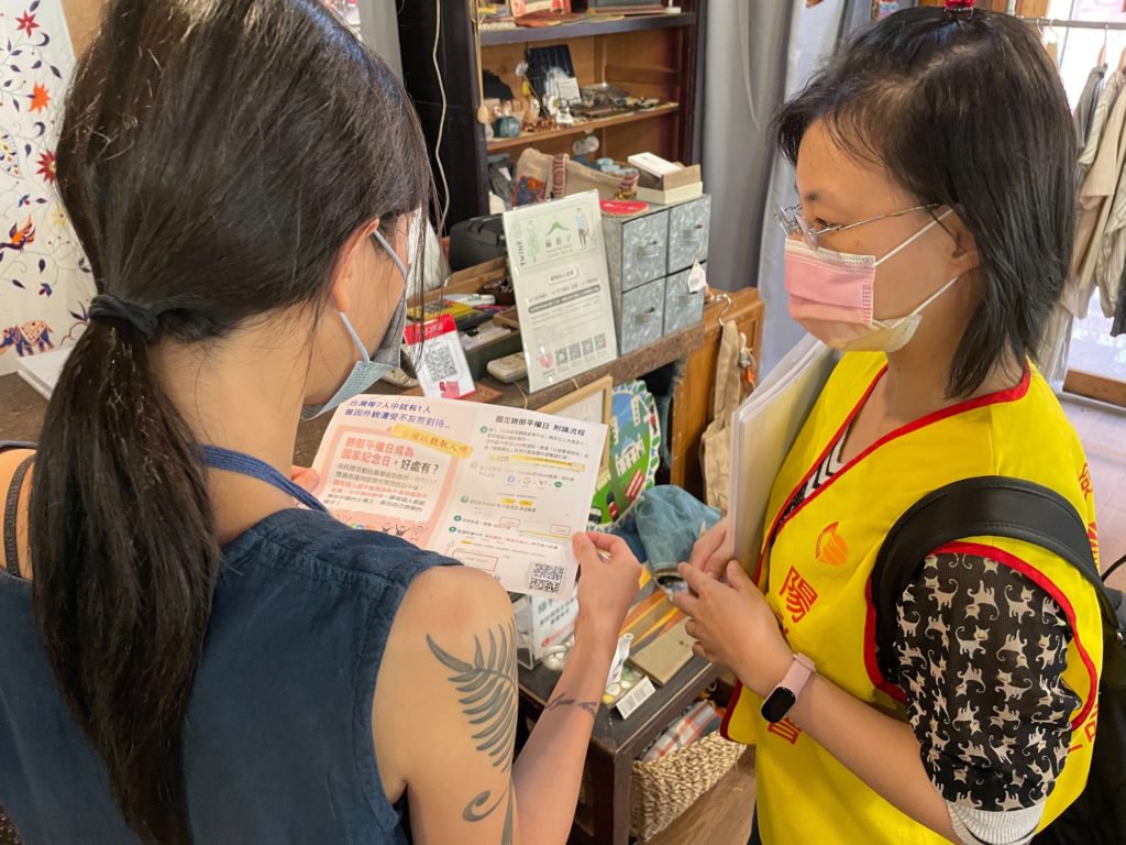 陽光志工向民眾說明連署活動 商家與民眾表達認同並當場連署支持