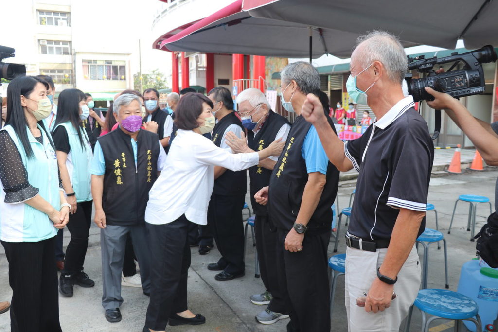 市長親切與九華山地藏庵人員打招呼