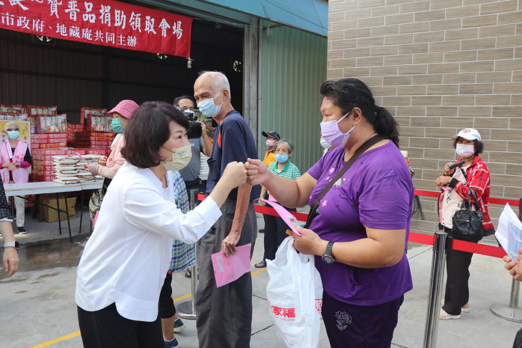 市長親切與鄉親打招呼