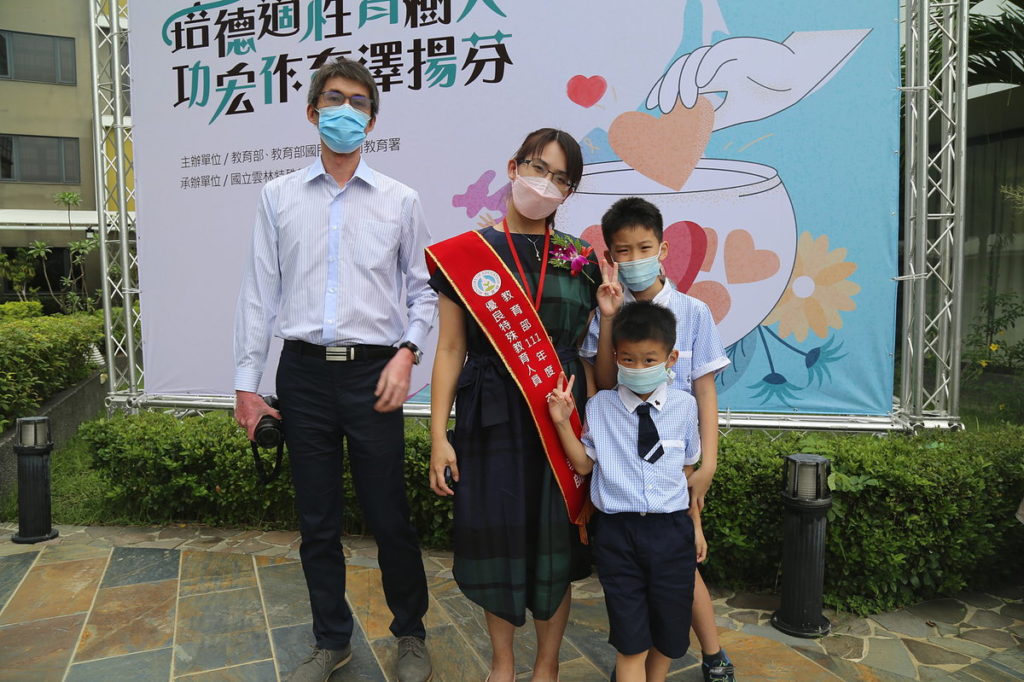 蘇瑩真老師一家人合照
