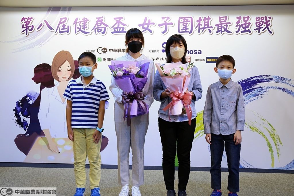 冠軍楊子萱、亞軍盧鈺樺接受獻花