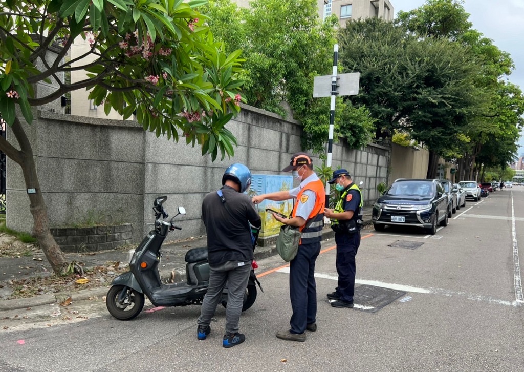 圖片說明：暑假期間中市警持續加強防制青少年危險駕車暨利用各項執法作為加強稽查未滿18歲青少年無照駕駛行為，此為先前執勤情形。(記者林㤈輝翻攝) 