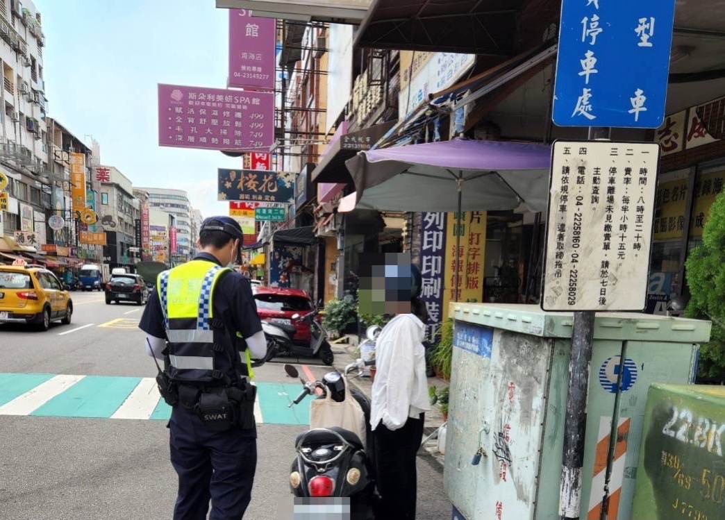 圖片說明：暑假期間中市警持續加強防制青少年危險駕車暨利用各項執法作為加強稽查未滿18歲青少年無照駕駛行為，此為先前執勤情形。(記者林㤈輝翻攝) 