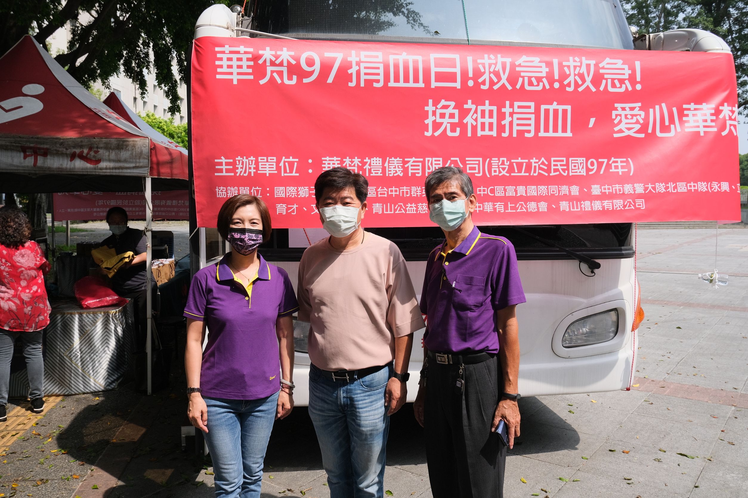 圖片說明:中市北區義警中隊長陳政顯(中)招集中隊捲袖捐熱血,期望為吃緊的血庫注入新血,抛磚引玉,鼓勵民眾踴躍加入助人行列。(記者林㤈輝翻攝)