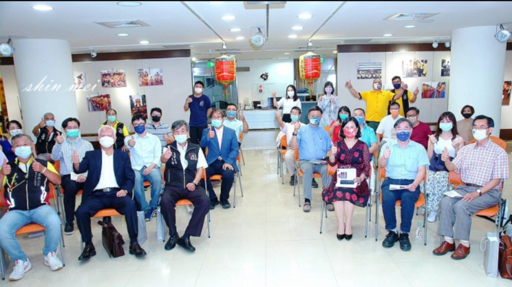 圖片說明：中臺科技大學攜手台中市梧棲區大庄浩天宮於日前在中臺科技大學藝文中心隆重開展，此為參與人員合照。 (圖/林㤈輝翻攝)