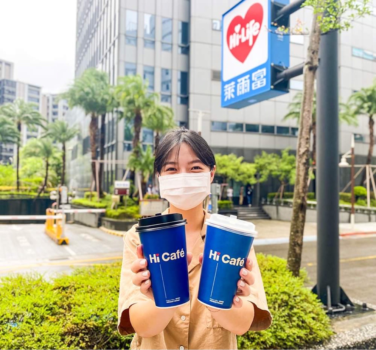 圖片說明:上工不Blue!萊爾富祭出咖啡、茶飲優惠好康,Hi Café茶飲全品項推第二杯7折,原價65元的大杯特濃拿鐵咖啡,優惠價也只要49元。(圖/萊爾富提供)