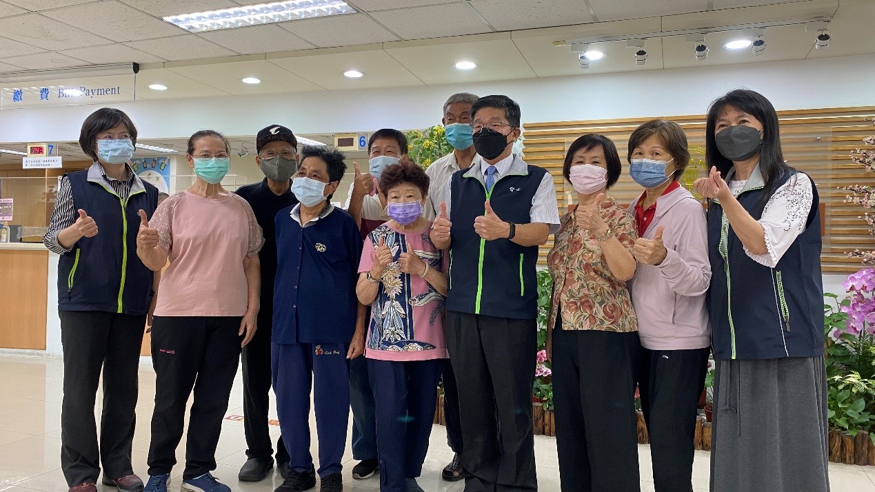 圖片說明:台電北南區處黃銘宏處長(右4)為與服務中心志工董老師(右5)等人合影。(圖:台電台北南區營業處提供)