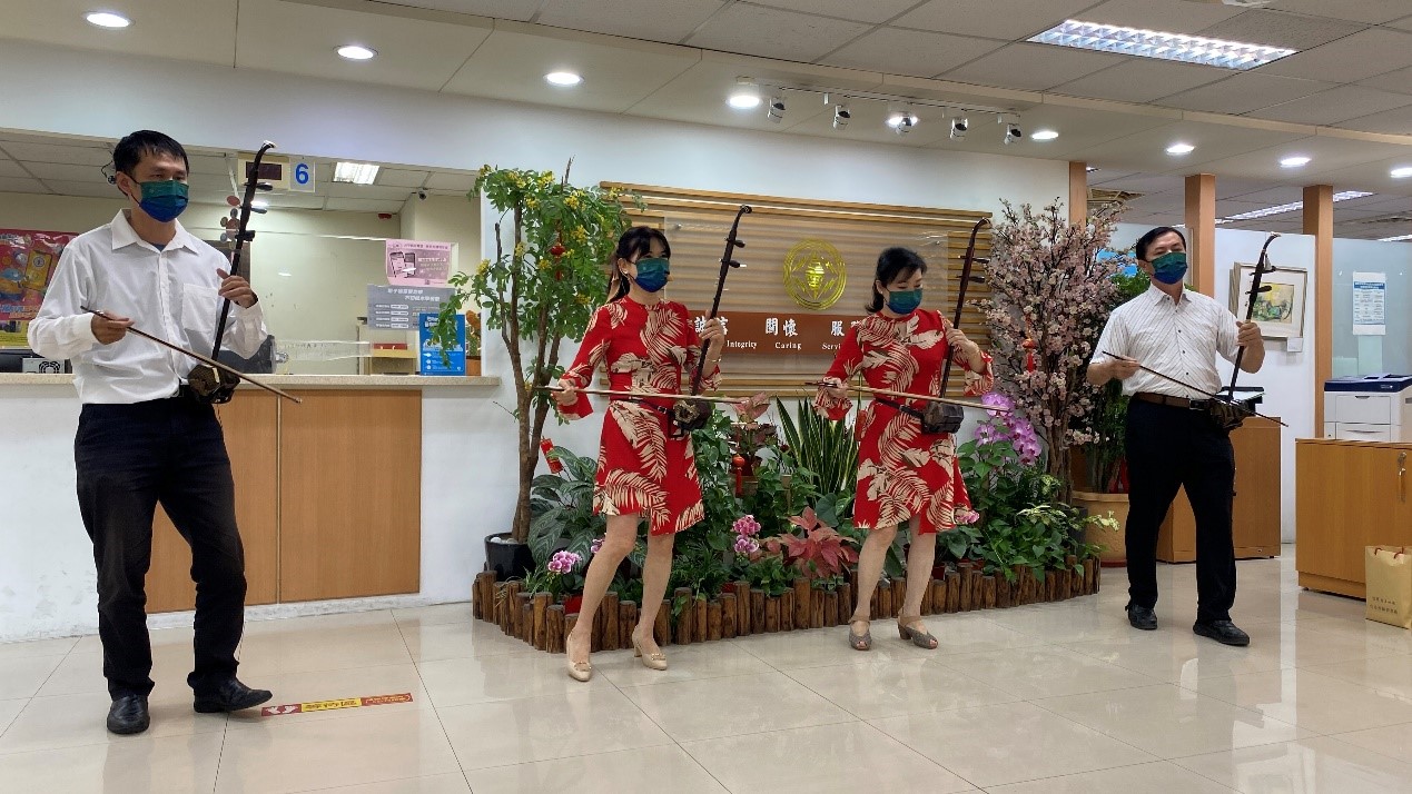 圖片說明:二胡演奏家蔡孟暾老師(左1)與學員中秋前夕在台電北南區處服務中心快閃演出。(圖:台電台北南區營業處提供)