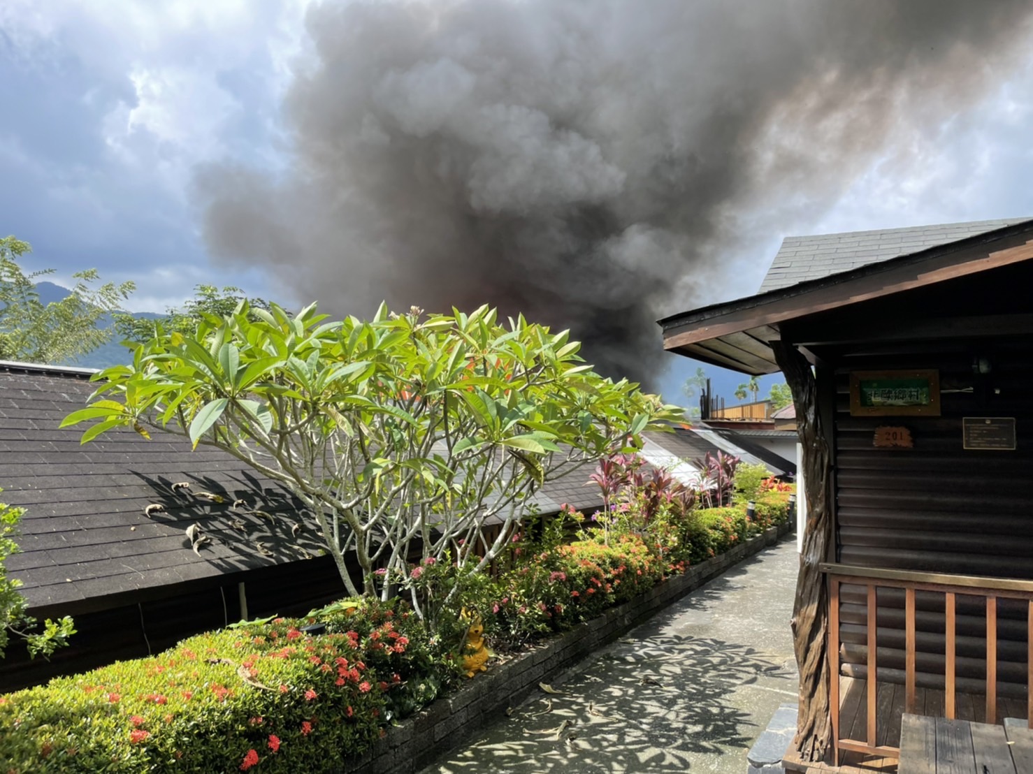 知名溫泉山莊火警  黑煙竄天際
