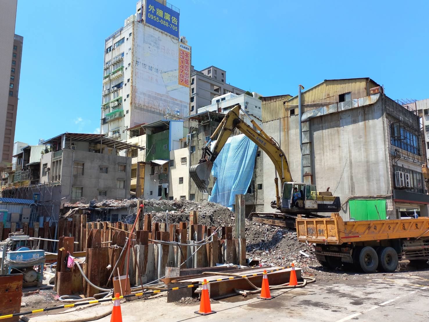 自強一路新建工地路面坍塌致旁鄰損危險建築物 提前於今日拆除完成