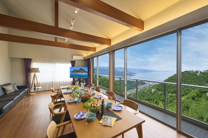 「Suite Villa Oceanview南熱海」具備寬敞客廳,用餐休憩時都能享受美景。 圖:リソルホールディングス株式会社/來源