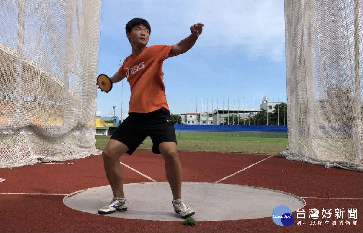 耀寬現在就讀清水國中體育班三年級,專攻鐵餅及鉛球。