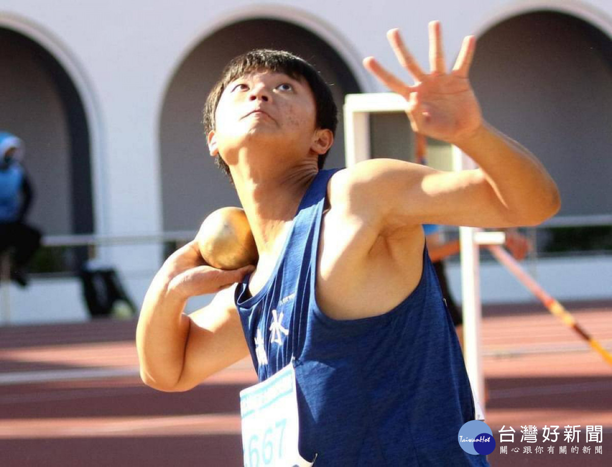 耀寬現在就讀清水國中體育班三年級,專攻鐵餅及鉛球。