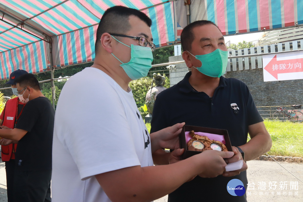 莊主委贈套幣和項鍊感謝張姓夫妻支持捐血。（記者扶小萍攝）