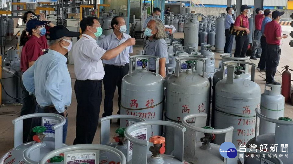 ▲高市消防局簡任技正率隊督導液化瓦斯灌裝台設施。(圖/記者 許高祥 翻攝)