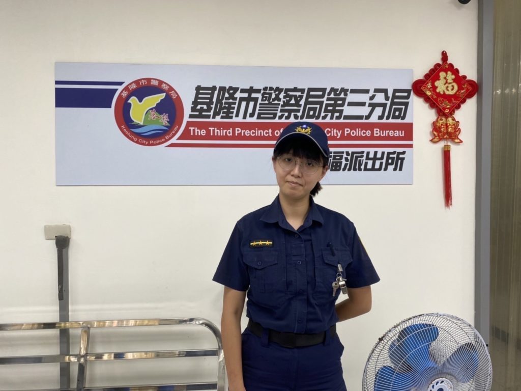 八旬失智老嫗獨行車道危險萬分,百福派出所員警李毓珮安全助返家。