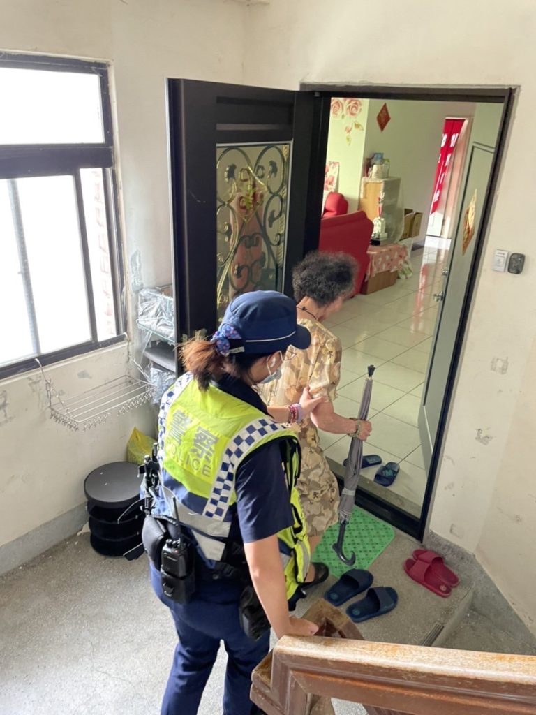 警方暖心護送安全返家。